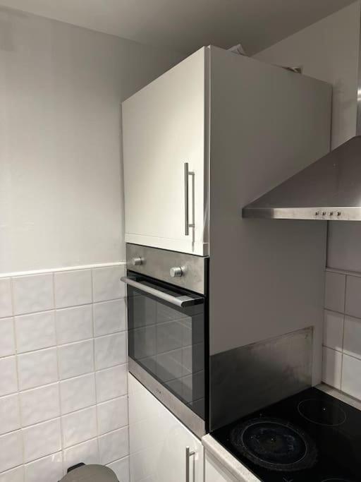 Lovely Modern One Bedroom Flat Close To Station Apartment *