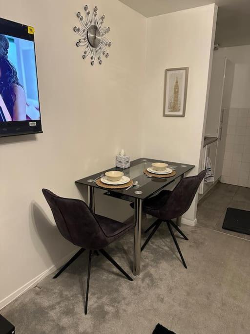 Lovely Modern One Bedroom Flat Close To Station Apartment *